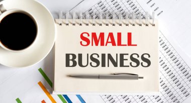 Hafif arkaplanda, kahve ile küçük iş metni ile not