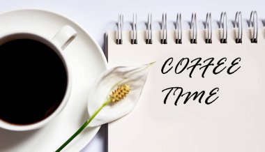 Not defterine kahve saati metni. Kahve, üst görünüm.