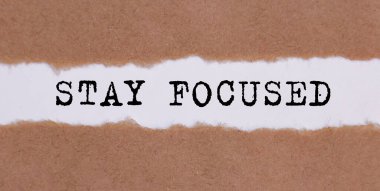 Yırtık kağıdın arkasında yazan sözcüğe odaklan. iş