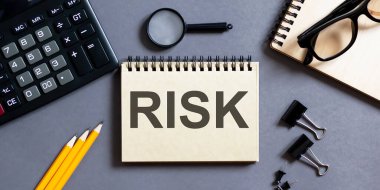 Ofis araçları ile gri bir arka plan üzerinde yazıtlar SRISK ile not. iş