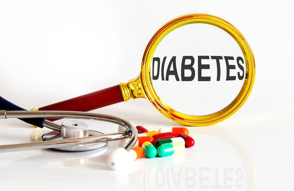 Soczewka Powiększająca Tekstem Diabety Narzędziami Medycznymi Pigułki — Zdjęcie stockowe