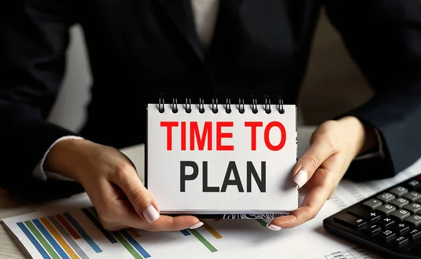 Zakenvrouw Het Bezit Van Een Notebppk Met Tekst Time Plan — Stockfoto