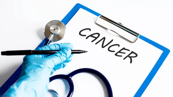 聴診器付きのテーブルの上にテキスト癌と紙 医学的概念 — ストック写真