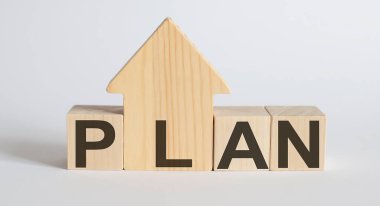 Kelime planlı tahta bloklar, ev. Bir daire ya da evin yüksek kirası kavramı.