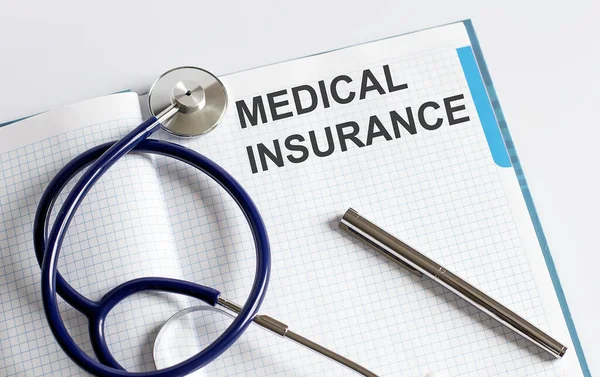 Papier Mit Text Medizinische Versicherung Auf Dem Tisch Mit Stethoskop — Stockfoto