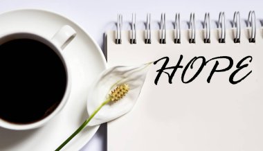 Not defteri kahvesinde UMUT mesajı var. en üstteki görünüm.