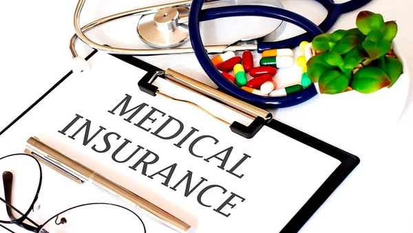 Medizinische Versicherung Text Mit Hintergrund Von Medikamenten Stethoskop — Stockfoto