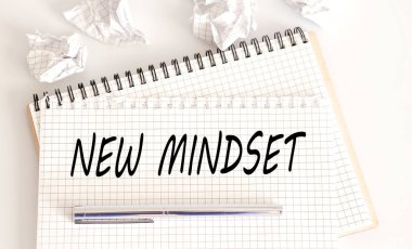 Beyaz arkaplandaki not defterine yeni zihin yapılandırması mesajı at. toplantı hatırlatıcı not kavramı,