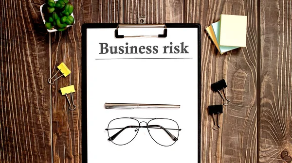 Geschäftsrisiko Wort Auf Dem Papier Geschrieben Vor Dem Hintergrund Von — Stockfoto