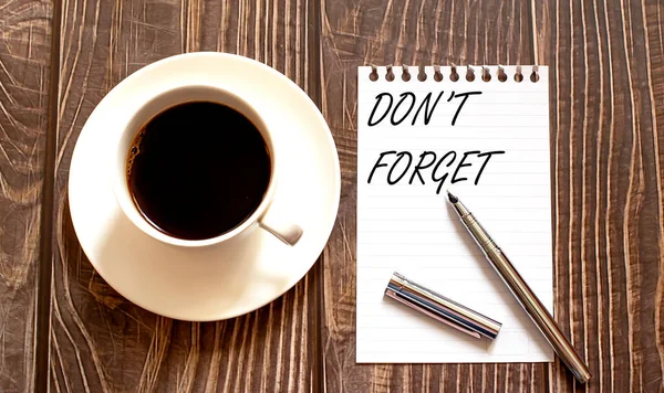 Non Dimenticare Carta Bianca Con Penna Caffè Fondo Legno Affari — Foto Stock