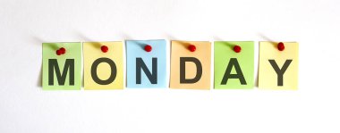 Pazartesi tabiri beyaz arka planda çok renkli çıkartmalara yazılmıştır. İş kavramı, strateji, planlama.