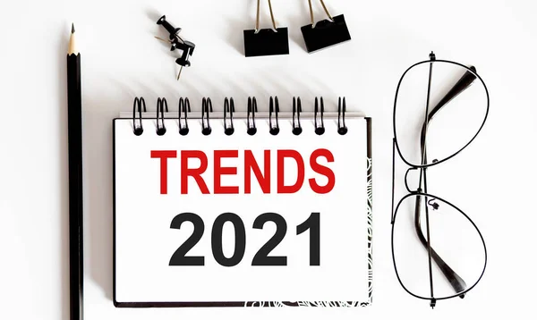 Draufsicht Bleistift Brille Und Notizbuch Geschrieben Trends 2021 Auf Weißem — Stockfoto