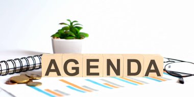 Ahşap bloklarda bozuk paralarla yazılmış kelime harfleri. İŞ kavramı.