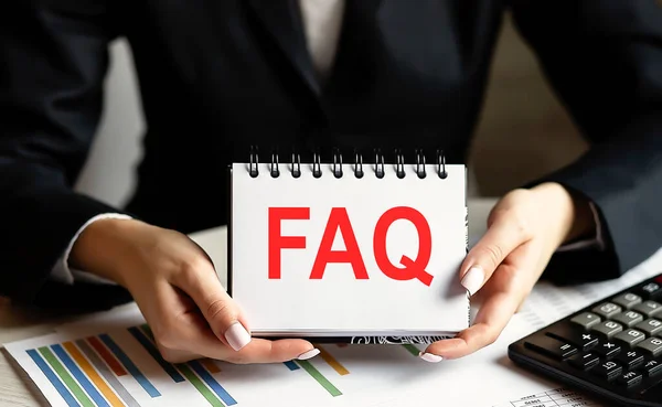 Faq 비즈니스 개념이 카드를 사업가 — 스톡 사진