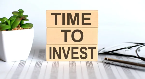 Time Invest Λέξεις Ξύλινα Μπλοκ Γράμματα Χρόνος Είναι Τώρα Έννοια — Φωτογραφία Αρχείου