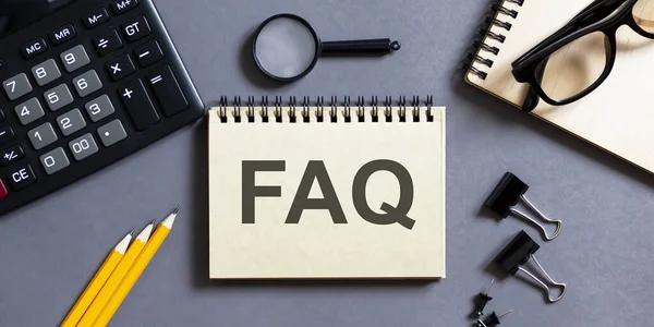 패드에는 오피스 도구와 배경에 Faq — 스톡 사진