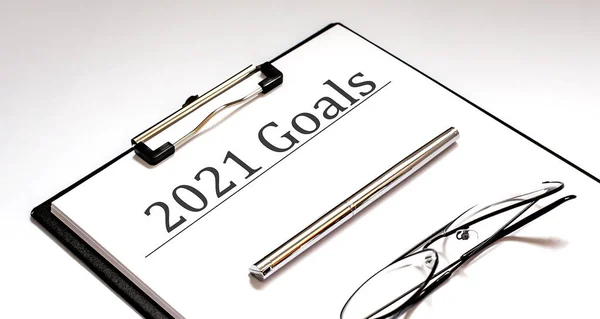 2021 Goals Koncepcja Białym Arkuszu Długopisem Okularami — Zdjęcie stockowe