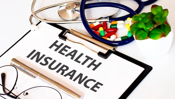 Gesundheitsversicherung Text Mit Hintergrund Von Medikamenten Stethoskop — Stockfoto