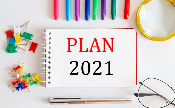 Notitieboek Met Plan 2021 Woord Met Kantoorgereedschap Witte Tafel — Stockfoto