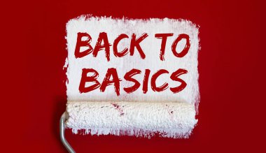 Temel konulara dönelim. Kırmızı arka planda beyaz fırçalı bir kutu açık boya..