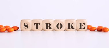 Üst görünüm blokları ile kelime STROKE beyaz arka planda haplarla