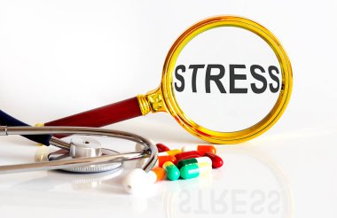 Tıbbi araçlar ve haplarla STRESS metni ile büyüteç