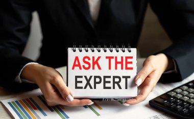 İş kadını elinde metin olan bir kart tutuyor. Uzman konseptini listeye sorun.