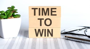 Çizelgedeki tahta küplerle metin kazanma zamanı.