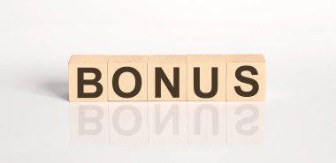 Beyaz masadaki tahta bloklardan BONUS sözcüğü