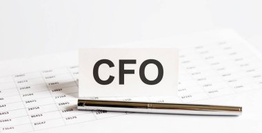 Çıkartmalar üzerinde metin CFO 'su, belgelerin arka planında kalem.
