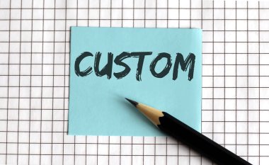 CUSTOM, bu ifade renkli çıkartmalara, not defterine yazılır. İş konsepti