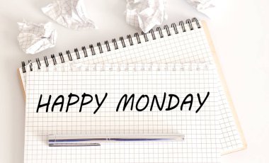 Not defterindeki yazı Mutlu Pazartesi günleri beyaz arka planda. İş Konsepti
