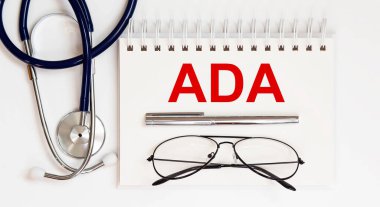 Stetoskop, gözlük ve kalemle beyaz arkaplan üzerine yazı.