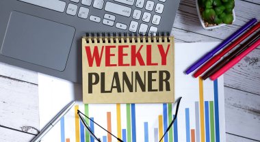 Ofis araçları, iş konsepti ile not defterinde HAFTA PLANNER zamanı