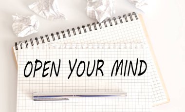 Not defterindeki metin, zihnini beyaz arkaplanda aç. İş Konsepti