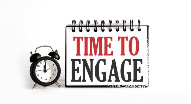 Alarmlı saat ile beyaz arkaplan üzerine not yazma zamanı