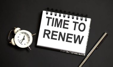 Kelime yazma zamanı yenilenme zamanı. Siyah arka planda iş kavramı