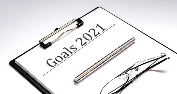 Goals 2021 Tekst Napisany Papierze Długopisem Okularami — Zdjęcie stockowe