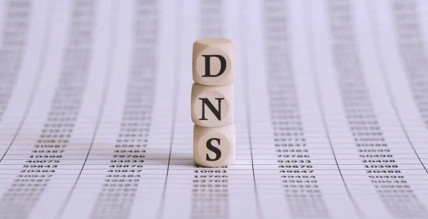 Dns Wort Auf Holzblock Auf Diagrammhintergrund Geschrieben — Stockfoto