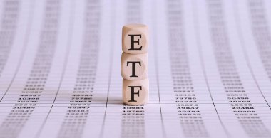 Grafik arkaplanındaki tahta bloğa ETF sözcüğü .