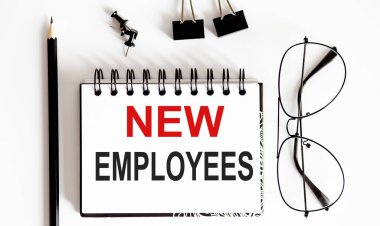 Yazılı not: Yeni Çalışanlar ve ofis malzemeleri, iş konsepti.