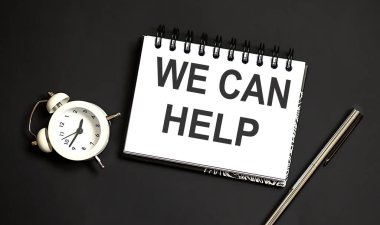 Kelime yazma metni. Sana yardım edebiliriz. Siyah arka planda iş kavramı