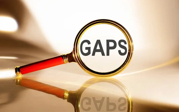 Gaps Konsepti Beyaz Arkaplanda Gün Işığında Metin Olan Büyüteç Camı — Stok fotoğraf