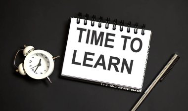 Kelime yazmayı öğrenme zamanı. Siyah arka planda iş kavramı