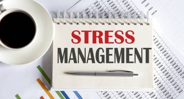 Açık arkaplanda metin stresi yönetimi, kahve ile birlikte not