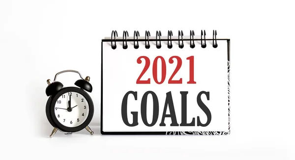2021 Goals Notatnik Białym Tle Budzikiem — Zdjęcie stockowe