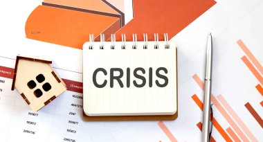 Not defterinde kalem ve ahşap evle birlikte CRISIS metni