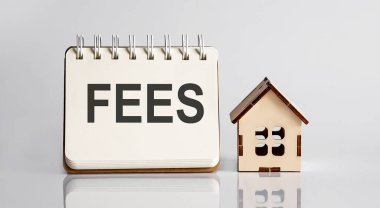 Ofis defterine ahşap evle yazılmış FES kelimeleri. Finansal İş