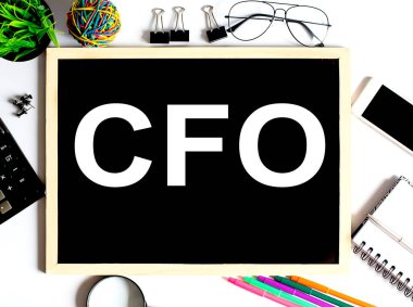 Ofis araçlarıyla çizim tahtasında CFO kavramı