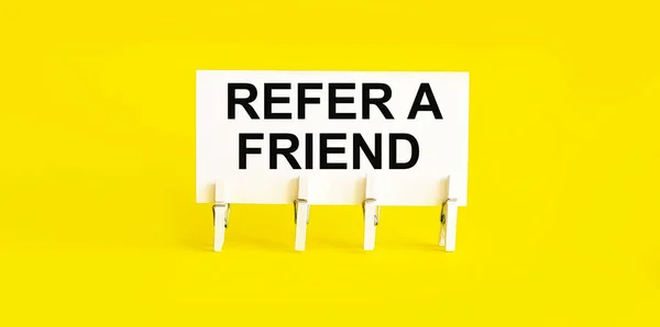 Текст Refer Friend White Short Note Paper Yellow Background — стоковое фото